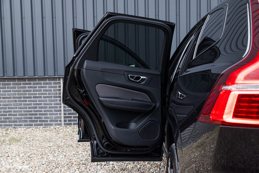 Volvo XC60 B5 Ultimate Dark | Luchtvering | Panorama dak | Harman Kardon | Adaptieve cruise |