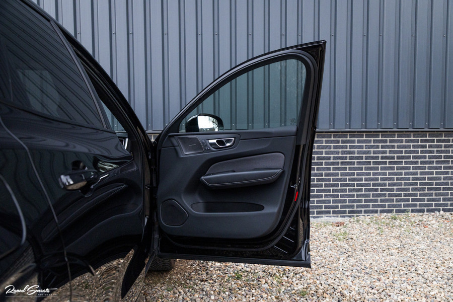 Volvo XC60 B5 Ultimate Dark | Luchtvering | Panorama dak | Harman Kardon | Adaptieve cruise |