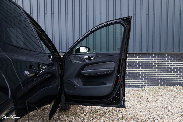 Volvo XC60 B5 Ultimate Dark | Luchtvering | Panorama dak | Harman Kardon | Adaptieve cruise |