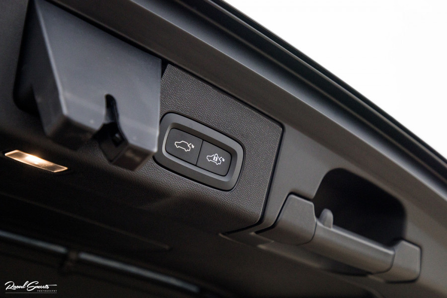 Volvo XC60 B5 Ultimate Dark | Luchtvering | Panorama dak | Harman Kardon | Adaptieve cruise |