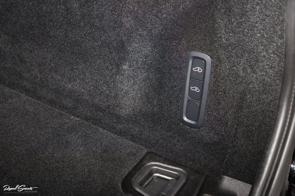 Volvo XC60 B5 Ultimate Dark | Luchtvering | Panorama dak | Harman Kardon | Adaptieve cruise |