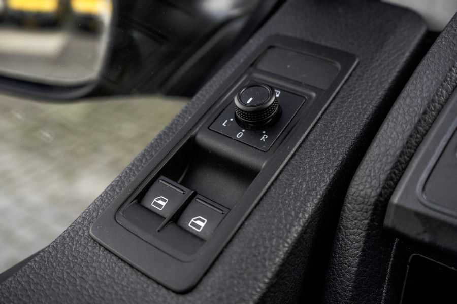 Volkswagen Transporter T5 2.0 TDI L1H1 | Koelwagen | Dag en nachtkoeling | 3-Zits | Cruise | Airco | Euro 6 Volkswagen Transporter T5 2.0 TDI L1H1 | Koelwagen | Dag en nachtkoeling | 3-Zits | Cruise | Airco | Euro 6