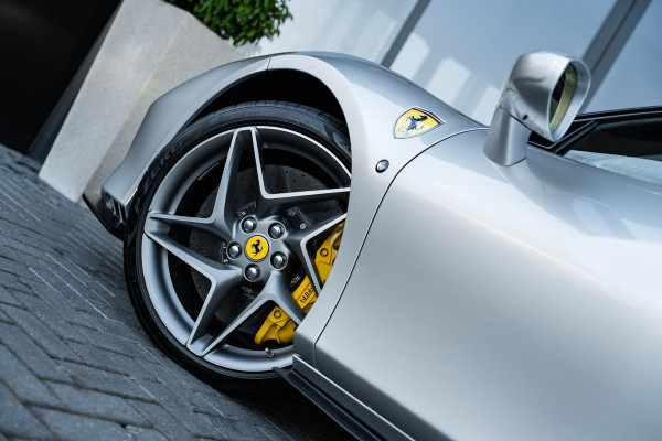 Ferrari F8 Tributo 3.9 V8 HELE - Argento Nurburgring | Passenger Display | Racing Seats | Lift