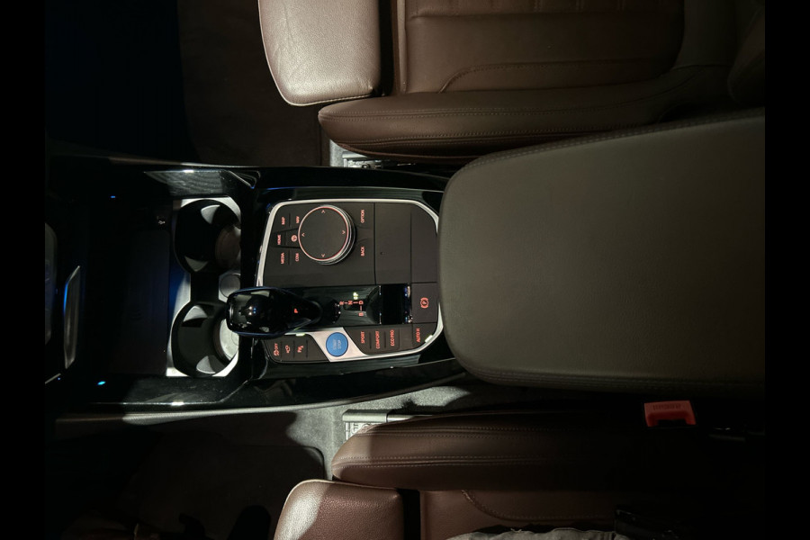 BMW iX3 High Executive 80 kWh | Panoramadak | Lederen bekleding | HUD |  21 inch Velgen | Sportstoelen | M - Sport