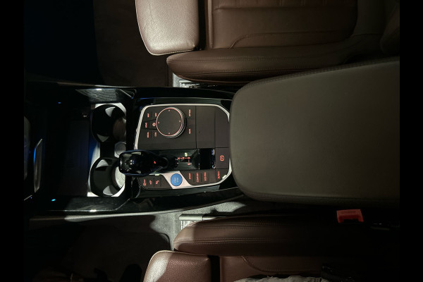 BMW iX3 High Executive 80 kWh | Panoramadak | Lederen bekleding | HUD |  21 inch Velgen | Sportstoelen | M - Sport
