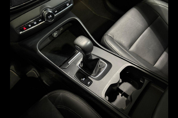 Volvo XC40 T2 Momentum Leder Panoramadak Parkeercamera 129pk