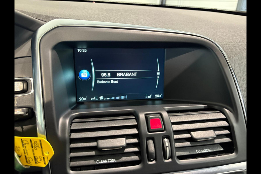 Volvo XC60 D4 Aut. Summum Leder Stoelverwarming Trekhaak Parkeercamera 190pk Volvo XC60 D4 Aut. Summum Leder Stoelverwarming Trekhaak Parkeercamera 190pk