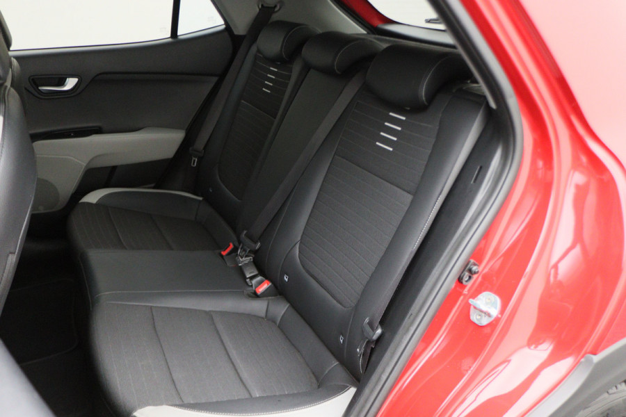 Kia Stonic 1.0 T-GDi Sports Edition Two-Tone, Camera, Apple Carplay, Cruise, PDC, Trekhaak, 17" Kia Stonic 1.0 T-GDi Sports Edition Two-Tone, Camera, Apple Carplay, Cruise, PDC, Trekhaak, 17"