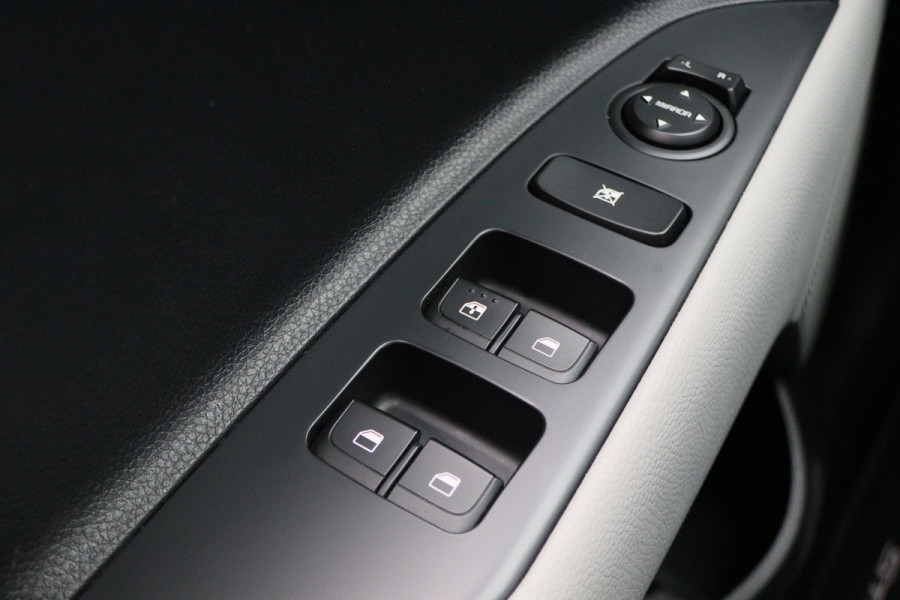 Kia Stonic 1.0 T-GDi Sports Edition Two-Tone, Camera, Apple Carplay, Cruise, PDC, Trekhaak, 17" Kia Stonic 1.0 T-GDi Sports Edition Two-Tone, Camera, Apple Carplay, Cruise, PDC, Trekhaak, 17"