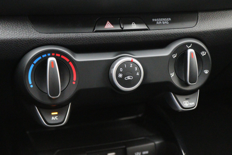 Kia Stonic 1.0 T-GDi Sports Edition Two-Tone, Camera, Apple Carplay, Cruise, PDC, Trekhaak, 17" Kia Stonic 1.0 T-GDi Sports Edition Two-Tone, Camera, Apple Carplay, Cruise, PDC, Trekhaak, 17"