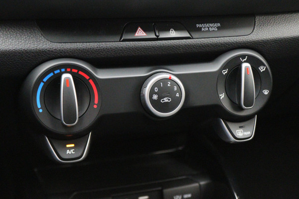 Kia Stonic 1.0 T-GDi Sports Edition Two-Tone, Camera, Apple Carplay, Cruise, PDC, Trekhaak, 17" Kia Stonic 1.0 T-GDi Sports Edition Two-Tone, Camera, Apple Carplay, Cruise, PDC, Trekhaak, 17"
