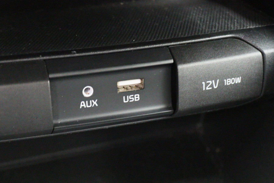 Kia Stonic 1.0 T-GDi Sports Edition Two-Tone, Camera, Apple Carplay, Cruise, PDC, Trekhaak, 17" Kia Stonic 1.0 T-GDi Sports Edition Two-Tone, Camera, Apple Carplay, Cruise, PDC, Trekhaak, 17"
