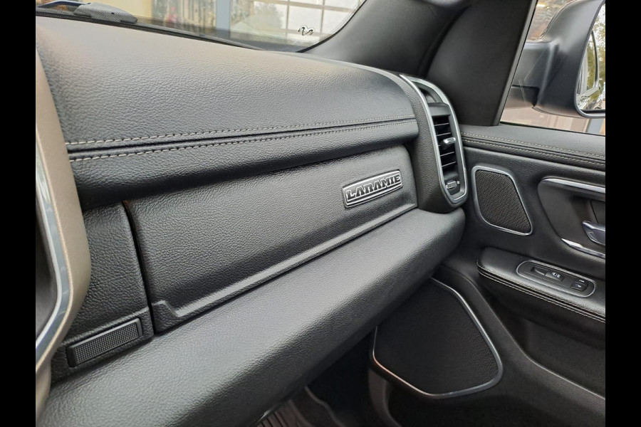 Dodge Ram 1500 5.7 V8 4x4 Crew Cab Laramie | Pano | Trekhaak | Leder | Stoelverwarming/ventilatie | Keyless | Camera | Sidesteps | Navi | Stuurverwarming |