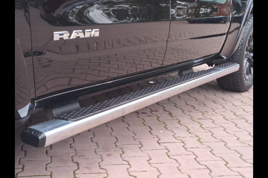 Dodge Ram 1500 5.7 V8 4x4 Crew Cab Laramie | Pano | Trekhaak | Leder | Stoelverwarming/ventilatie | Keyless | Camera | Sidesteps | Navi | Stuurverwarming |