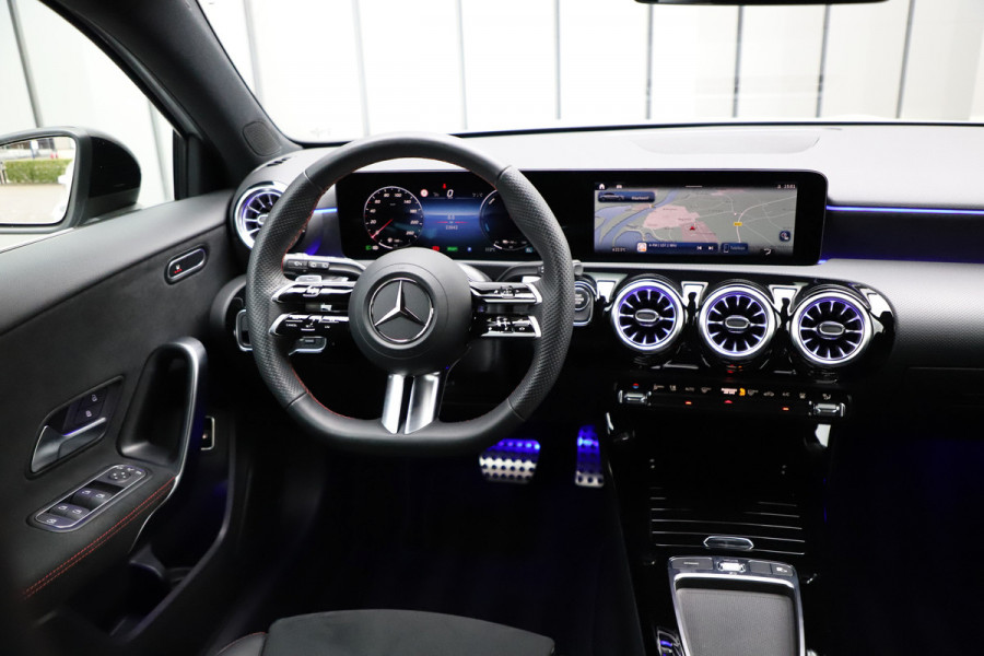 Mercedes-Benz A-Klasse 250 e AMG Aut8 | 218PK | Sfeerverlichting | Keyles-go | Stuurwielverwarming | Multi-beam | Stoelverw. | 2023.