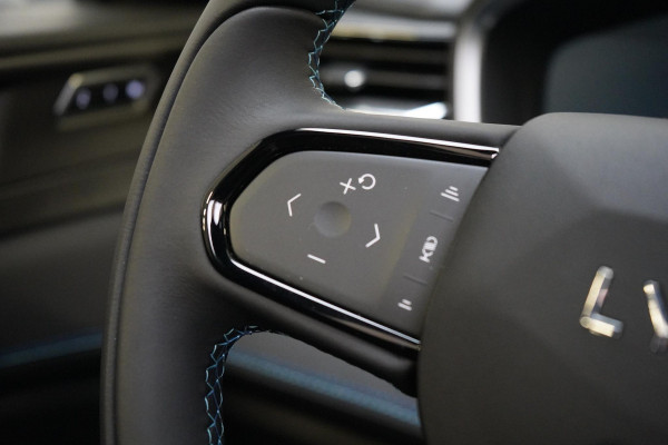 Lynk & Co 01 1.5 | Zwart optiek | Panoramadak | Navigatie | Memory | Apple CarPlay Lynk & Co 01 1.5 | Zwart optiek | Panoramadak | Navigatie | Memory | Apple CarPlay