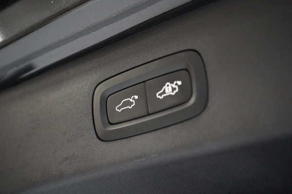 Lynk & Co 01 1.5 | Zwart optiek | Panoramadak | Navigatie | Memory | Apple CarPlay Lynk & Co 01 1.5 | Zwart optiek | Panoramadak | Navigatie | Memory | Apple CarPlay