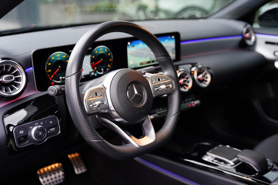 Mercedes-Benz A-Klasse 220 Premium Plus, AMG Leder, Burmester, 360 Camera, 19 Inch, Adaptive Cruise