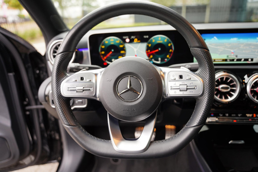 Mercedes-Benz A-Klasse 220 Premium Plus, AMG Leder, Burmester, 360 Camera, 19 Inch, Adaptive Cruise