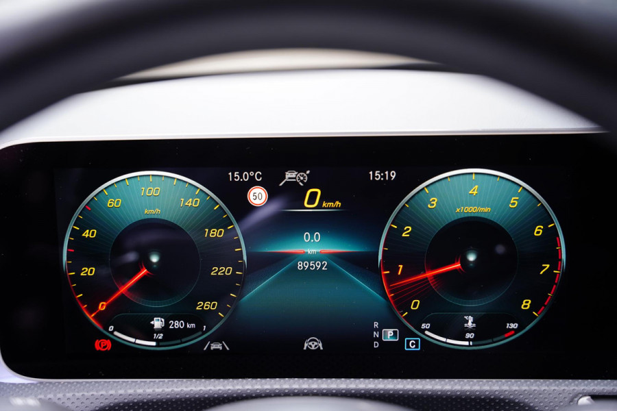Mercedes-Benz A-Klasse 220 Premium Plus, AMG Leder, Burmester, 360 Camera, 19 Inch, Adaptive Cruise