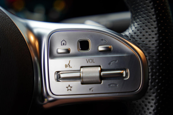 Mercedes-Benz A-Klasse 220 Premium Plus, AMG Leder, Burmester, 360 Camera, 19 Inch, Adaptive Cruise