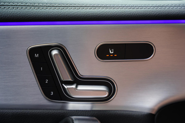Mercedes-Benz A-Klasse 220 Premium Plus, AMG Leder, Burmester, 360 Camera, 19 Inch, Adaptive Cruise