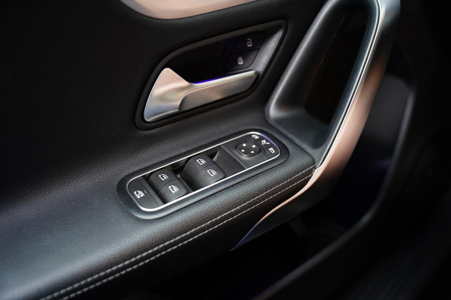 Mercedes-Benz A-Klasse 220 Premium Plus, AMG Leder, Burmester, 360 Camera, 19 Inch, Adaptive Cruise