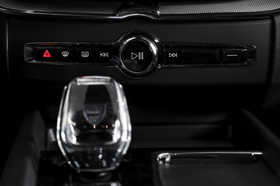 Volvo XC60 2.0 T6 Plug-in hybrid AWD Ultra Black Edition Facelift | Harmon Kardon | S/K Panodak | Dig.Cockpit | Adapt.Cruise | Stoel-+Stuurverw. | 360 Camera | NAV+App.Connect | Auto.Airco | LM 21" | 4709
