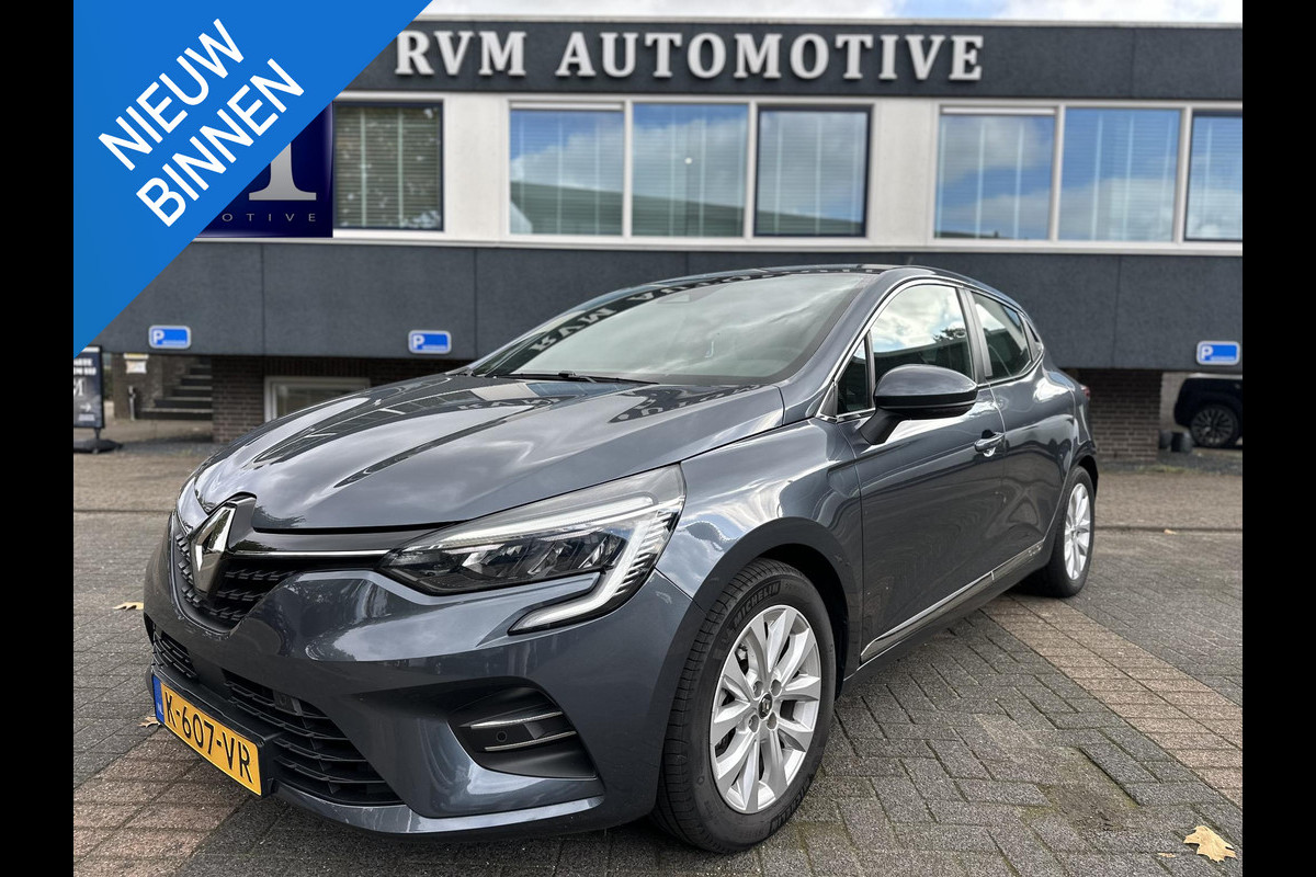 Renault Clio 1.6 E-Tech Hybrid 140 Intens CAMERA| PARKEERSENS. VOOR + ACHTER| RIJKLAARPRIJS INCL. 12 MND BOVAG GARANTIE Renault Clio 1.6 E-Tech Hybrid 140 Intens CAMERA| PARKEERSENS. VOOR + ACHTER| RIJKLAARPRIJS INCL. 12 MND BOVAG GARANTIE
