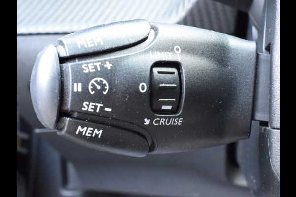 Peugeot 2008 1.2 PureTech Allure | navigatie | camera | cruise control | trekhaak Peugeot 2008 1.2 PureTech Allure | navigatie | camera | cruise control | trekhaak