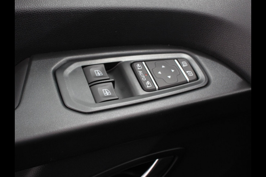 Renault Trafic 2.0 150PK T29 L2H1 Extra Dubbele Cabine Navigatie Airco Lichtmetalen velgen Betimmering Trekhaak Camera Parkeer sensoren