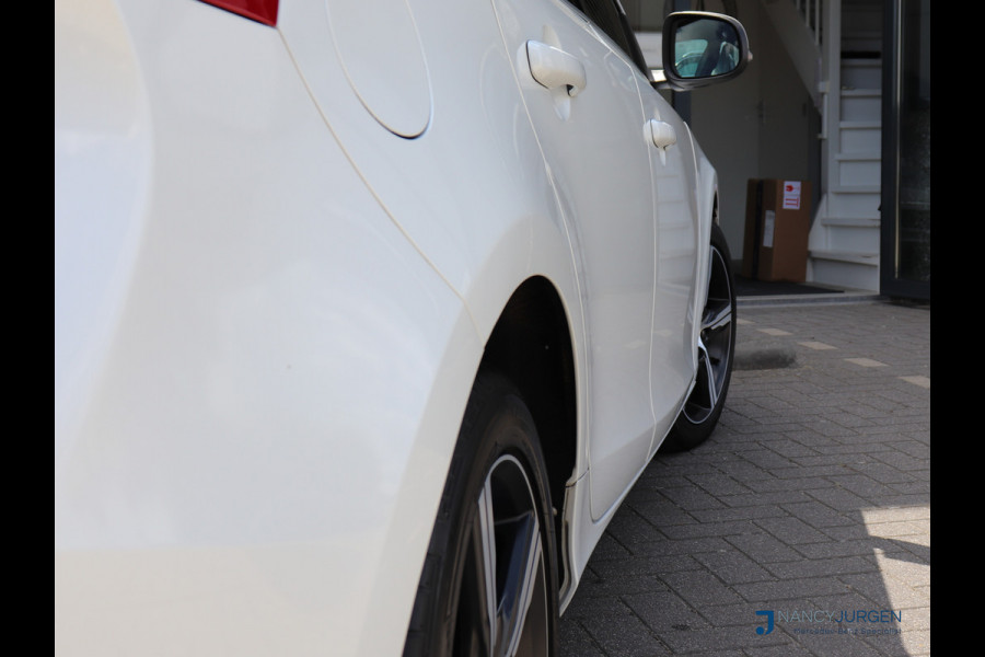 Volvo V40 2.0 T4 R-Design | Automaat | ECC | Leder Nappa | Navi Sensus | Camera | DAB | LED | Sound System | Keyless Start | Trekhaak |