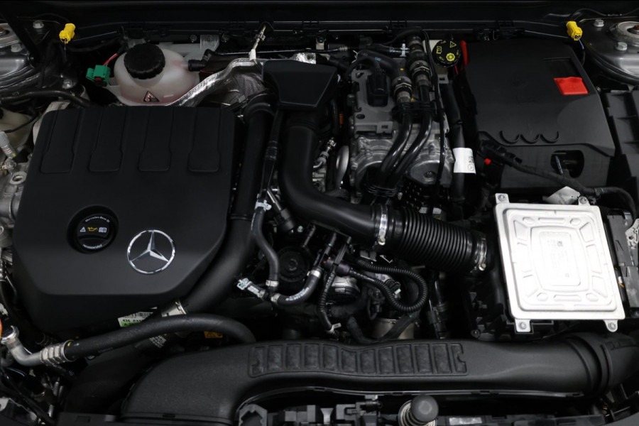 Mercedes-Benz A-Klasse 250 e AMG Line LED/SFEER/PANORAMADAK/LEER+S.VERWARMING+MEMORY/19"LMV/360 CAM/LINE/ACC/ECC/12 MDN GARANTIE! Mercedes-Benz A-Klasse 250 e AMG Line LED/SFEER/PANORAMADAK/LEER+S.VERWARMING+MEMORY/19"LMV/360 CAM/LINE/ACC/ECC/12 MDN GARANTIE!