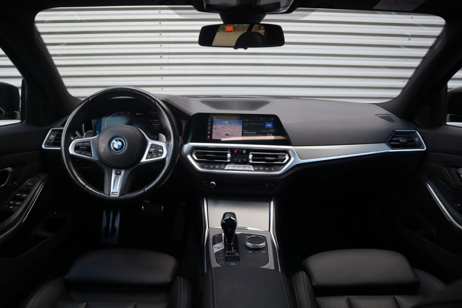BMW 3-serie M-Sport 19inch / SOH91% / Glazen dak / HiFi / 50 Jahre / Camera / M Performance BMW 3-serie M-Sport 19inch / SOH91% / Glazen dak / HiFi / 50 Jahre / Camera / M Performance
