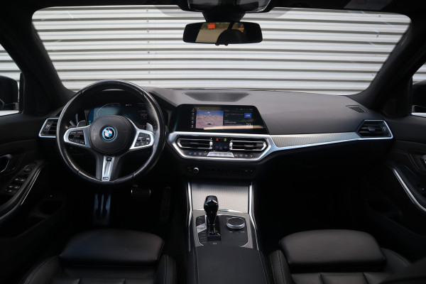 BMW 3-serie M-Sport 19inch / SOH91% / Glazen dak / HiFi / 50 Jahre / Camera / M Performance BMW 3-serie M-Sport 19inch / SOH91% / Glazen dak / HiFi / 50 Jahre / Camera / M Performance