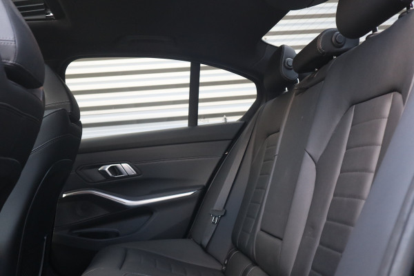 BMW 3-serie M-Sport 19inch / SOH91% / Glazen dak / HiFi / 50 Jahre / Camera / M Performance BMW 3-serie M-Sport 19inch / SOH91% / Glazen dak / HiFi / 50 Jahre / Camera / M Performance