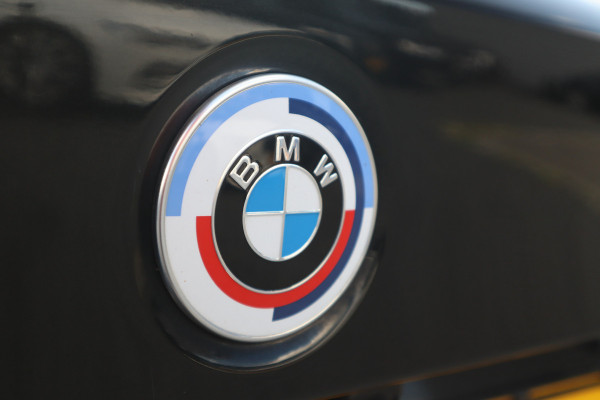 BMW 3-serie M-Sport 19inch / SOH91% / Glazen dak / HiFi / 50 Jahre / Camera / M Performance BMW 3-serie M-Sport 19inch / SOH91% / Glazen dak / HiFi / 50 Jahre / Camera / M Performance