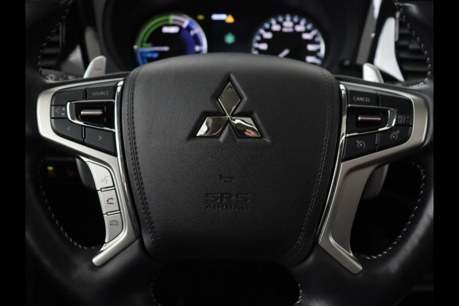 Mitsubishi Outlander 2.4 PHEV Intense+ | Schuifdak | Stoelverwarming | Leder/Alcantara | Camera | Carplay | Keyless | Stuurverwarming | Full LED | Climate control | Cruise control | Plug In