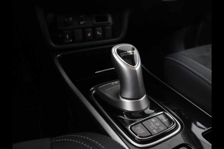 Mitsubishi Outlander 2.4 PHEV Intense+ | Schuifdak | Stoelverwarming | Leder/Alcantara | Camera | Carplay | Keyless | Stuurverwarming | Full LED | Climate control | Cruise control | Plug In