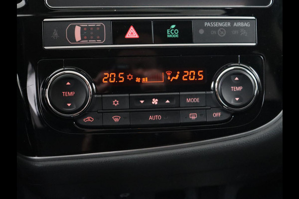 Mitsubishi Outlander 2.4 PHEV Intense+ | Schuifdak | Stoelverwarming | Leder/Alcantara | Camera | Carplay | Keyless | Stuurverwarming | Full LED | Climate control | Cruise control | Plug In