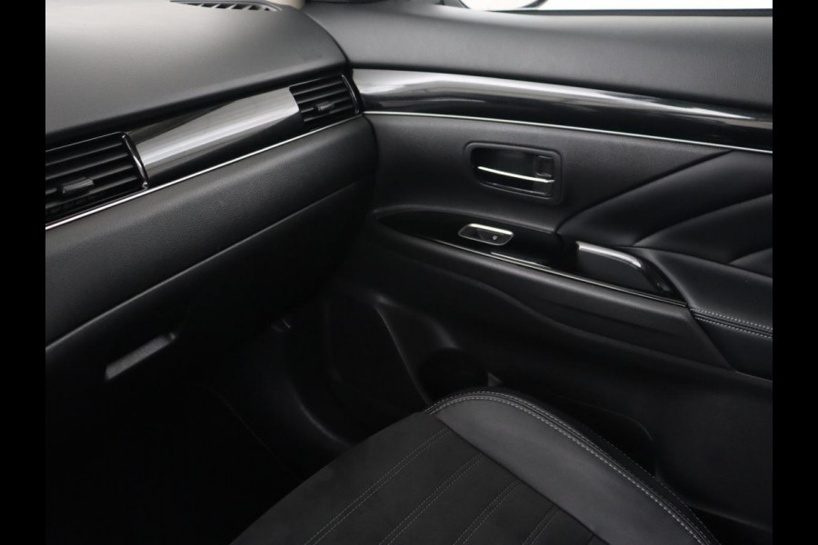 Mitsubishi Outlander 2.4 PHEV Intense+ | Schuifdak | Stoelverwarming | Leder/Alcantara | Camera | Carplay | Keyless | Stuurverwarming | Full LED | Climate control | Cruise control | Plug In