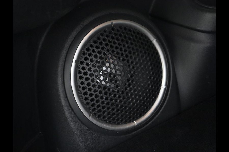 Mitsubishi Outlander 2.4 PHEV Intense+ | Schuifdak | Stoelverwarming | Leder/Alcantara | Camera | Carplay | Keyless | Stuurverwarming | Full LED | Climate control | Cruise control | Plug In