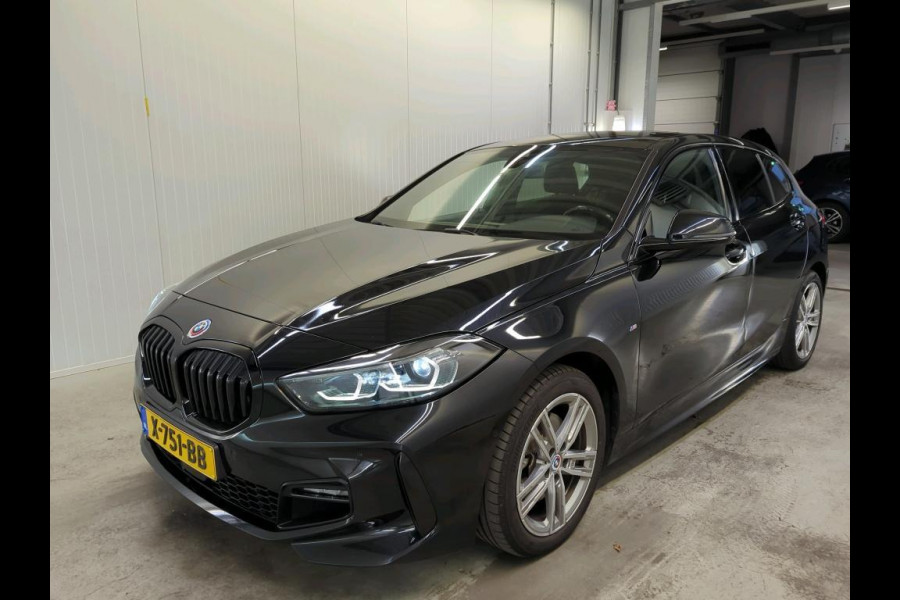 BMW 1-serie 118i | Panorama | Navi | Live Cockpit | Led |