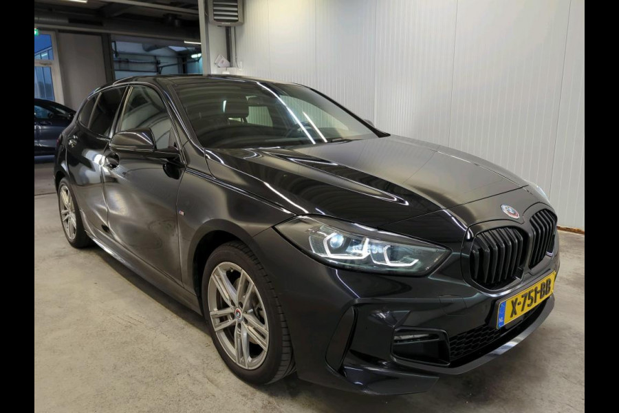 BMW 1-serie 118i | Panorama | Navi | Live Cockpit | Led |