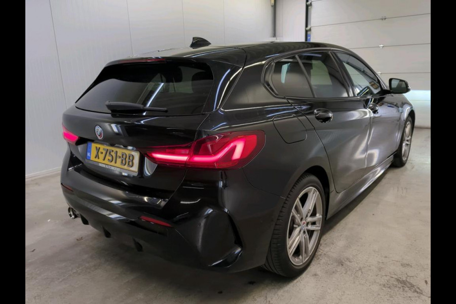 BMW 1-serie 118i | Panorama | Navi | Live Cockpit | Led |