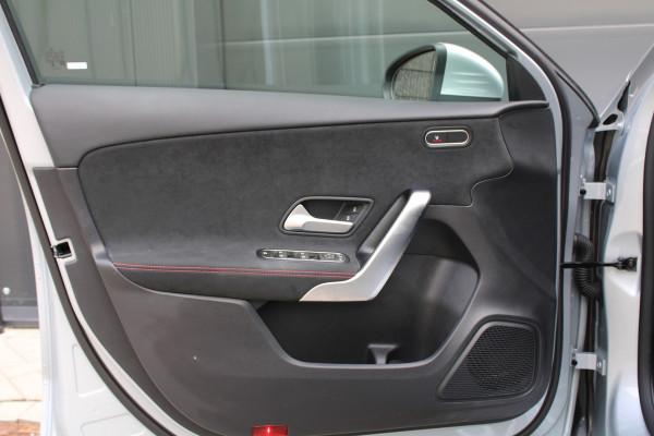 Mercedes-Benz A-Klasse 200 AMG Line | BTW | AMG | FACELIFT | KEYLESS | SFEER | CAMERA | ACC | NAVI |