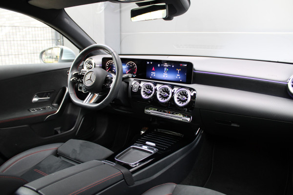 Mercedes-Benz A-Klasse 200 AMG Line | BTW | AMG | FACELIFT | KEYLESS | SFEER | CAMERA | ACC | NAVI |