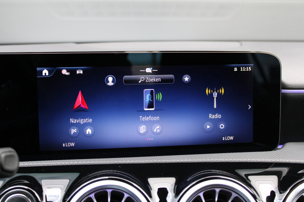 Mercedes-Benz A-Klasse 200 AMG Line | BTW | AMG | FACELIFT | KEYLESS | SFEER | CAMERA | ACC | NAVI |