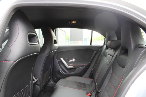 Mercedes-Benz A-Klasse 200 AMG Line | BTW | AMG | FACELIFT | KEYLESS | SFEER | CAMERA | ACC | NAVI |