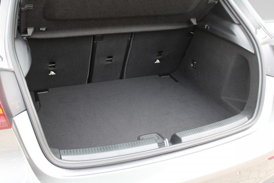 Mercedes-Benz A-Klasse 200 AMG Line | BTW | AMG | FACELIFT | KEYLESS | SFEER | CAMERA | ACC | NAVI |